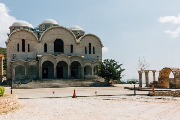 Γιατί χτίζεται αυτό το παράνομο τερατούργημα δίπλα στη Μονή Νταού Πεντέλης;