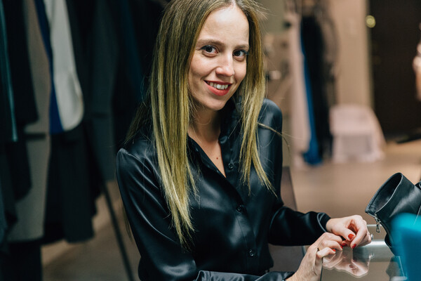 Μια Ελληνίδα σχεδιάστρια με καταγωγή από τη Συρία φτιάχνει τα πιο τέλεια κοστούμια, παλτό και τζιν