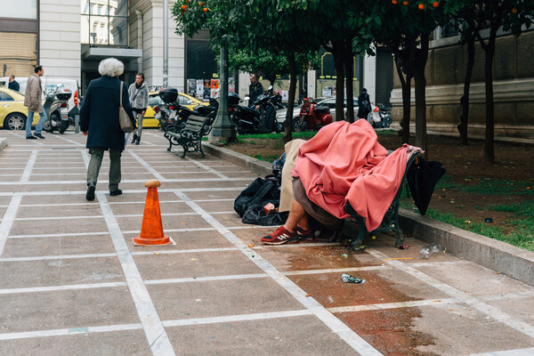 Γιατί αυξάνονται με δραματικούς ρυθμούς οι άστεγοι στην Αθήνα;