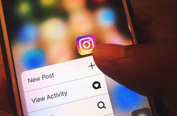 Το Instagram παίρνει μέτρα για την προστασία των εφήβων- «Φρένο» σε μηνύματα από ενηλίκους