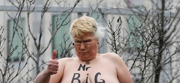 «Ο κύριος με το μεγάλο κουμπί» - Γυμνή Femen τρολάρει τον Τραμπ (NSFW)
