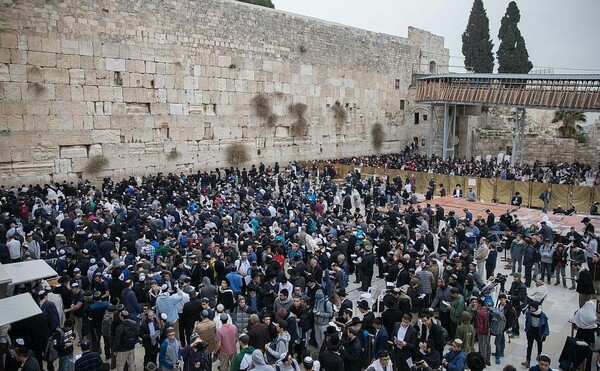 Ισραήλ: Χιλιάδες πιστοί προσεύχονται στο Τείχος των Δακρύων να βρέξει για να σταματήσει η μακροχρόνια ξηρασία