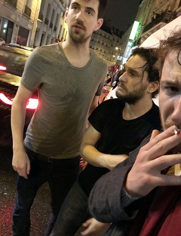 Ο Κιτ Χάρινγκτον (ξανά) μεθυσμένος στους δρόμους του Παρισιού