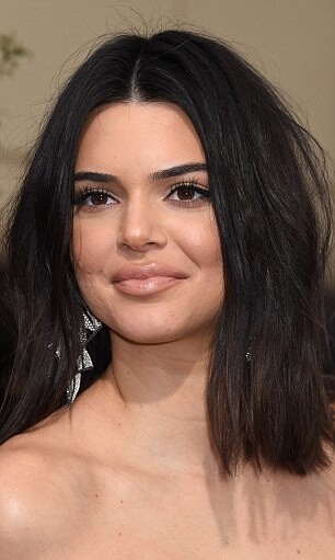 Η Kendall Jenner απαντά σε όσους την χλεύασαν επειδή εμφανίστηκε με ακμή στις Χρυσές Σφαίρες