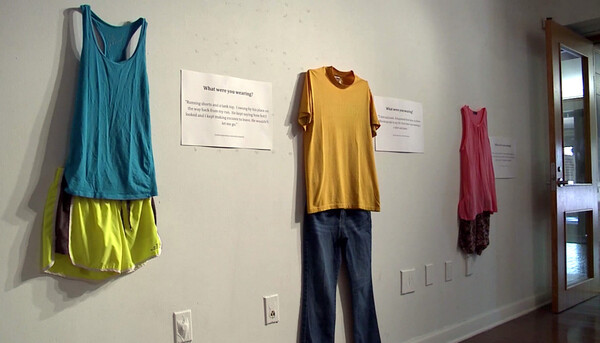 «Τι φορούσες όταν σε βίασαν;»: Έκθεση με ρούχα θυμάτων βιασμού θέλει να καταρρίψει ένα τρομερό στερεότυπο