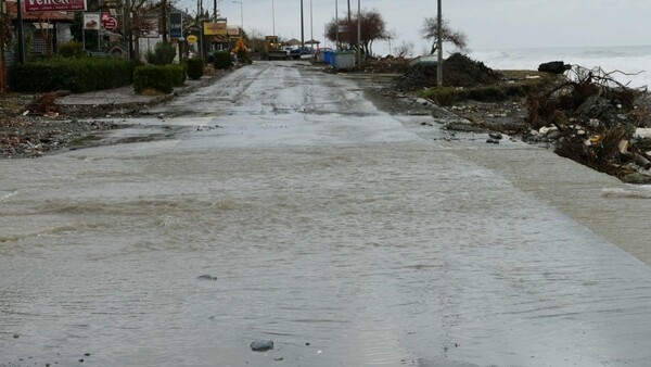 Θεσσαλία: Λυόμενο σπίτι παρασύρθηκε από κατολίσθηση στα παράλια του δήμου Αγιάς