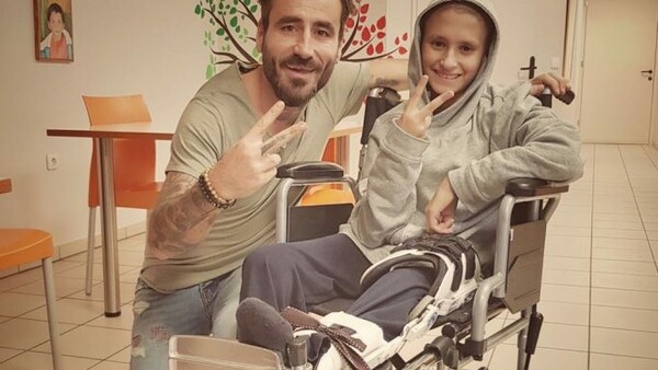 Ο μικρός Αλέξανδρος αναχώρησε για το κρίσιμο χειρουργείο στην Αμερική - Πώς μπορείτε να βοηθήσετε