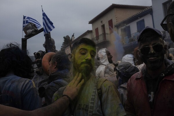 Δες τις φωτογραφίες για να καταλάβεις πόσο επικά ήταν φέτος τα Αλευρομουτζουρώματα στο Γαλαξίδι