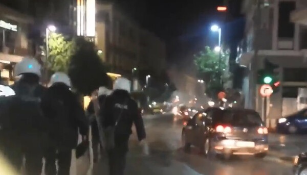 Επεισόδια οπαδών στην Πάτρα - Αστυνομικός τραυματίστηκε από φωτοβολίδα