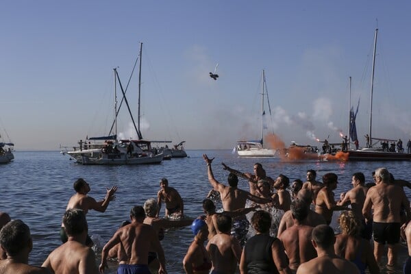 Θεοφάνεια στην Αθήνα- 25 φωτογραφίες από τον αγιασμό των υδάτων στην Αττική