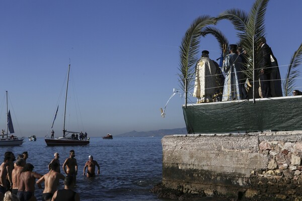 Θεοφάνεια στην Αθήνα- 25 φωτογραφίες από τον αγιασμό των υδάτων στην Αττική