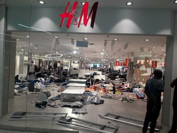 Διέλυσαν κατάστημα H&M στο Γιοχάνεσμπουργκ - Οργισμένοι διαδηλωτές έσπασαν τα πάντα