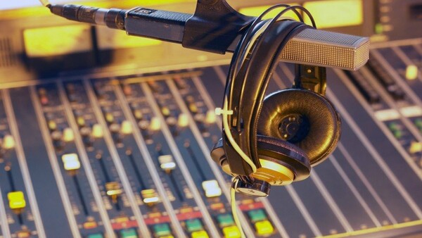 Τι προβλέπει το πολυνομοσχέδιο για την ψηφιακή αδειοδότηση των ραδιοφωνικών σταθμών
