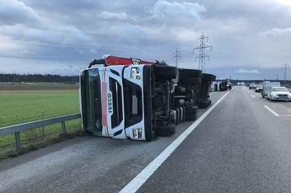 Θυελλώδεις άνεμοι στην Ελβετία: Εκτροχιάστηκε τρένο και γκρεμίστηκε το χριστουγεννιάτικο δέντρο στη Βέρνη