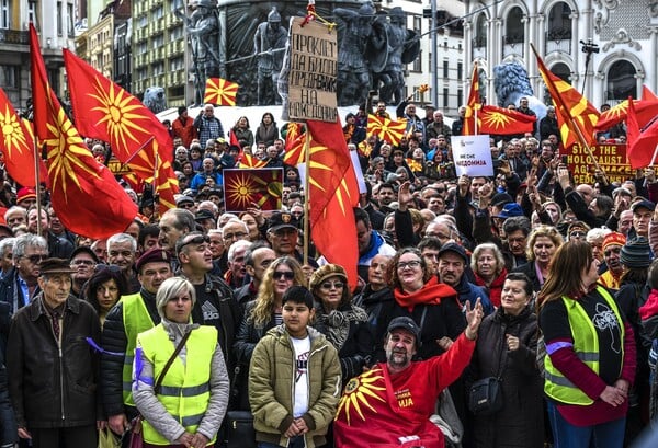 Μεγάλη διαδήλωση στα Σκόπια με σύνθημα «Είμαστε Μακεδόνες»