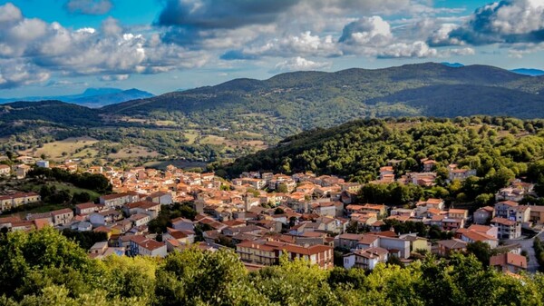 Μία ειδυλλιακή πόλη της Σαρδηνίας πουλάει τα άδεια σπίτια της για €1 (αλλά υπάρχει μία «παγίδα»)