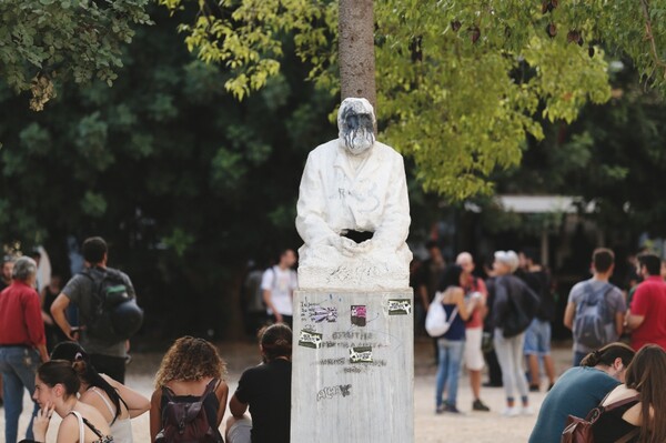 O Άγιος Παντελεήμονας, η παραλία του ΣΕΦ και τo Μοναστηράκι