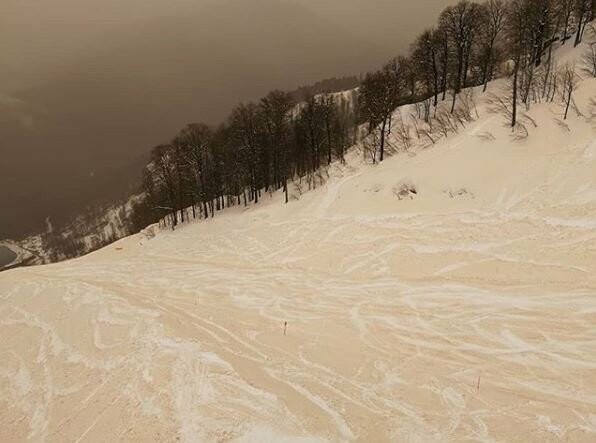 Απίστευτες εικόνες με ροζ και πορτοκαλί χιόνι - Το ασυνήθιστο φαινόμενο στα βουνά της Ευρώπης