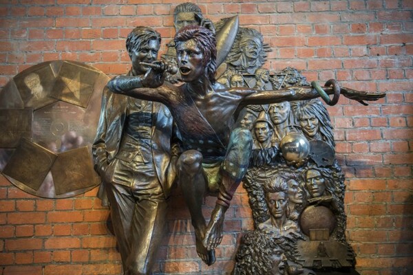 Βανδάλισαν το άγαλμα του David Bowie σε λιγότερο από 48 ώρες μετά τα αποκαλυπτήριά του