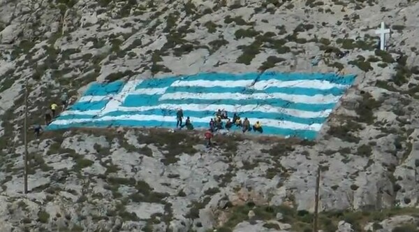 Γιγαντιαία ελληνική σημαία 375 τ.μ. ζωγράφισαν κάτοικοι στην Κάλυμνο