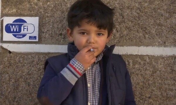 Το έθιμο των ανήλικων καπνιστών: Πορτογαλικό χωριό ενθαρρύνει τα παιδιά να καπνίζουν την ημέρα των Θεοφανείων