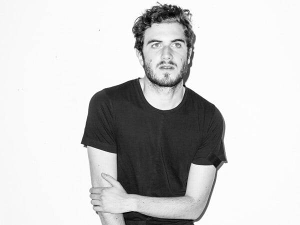 Ο Nicolas Jaar λειτουργεί ενάντια στη λογική και τα πηγαίνει περίφημα