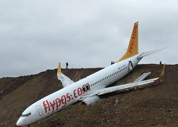 Σε γκρεμό γλίστρησε αεροσκάφος στην Τουρκία - Απίστευτο ατύχημα