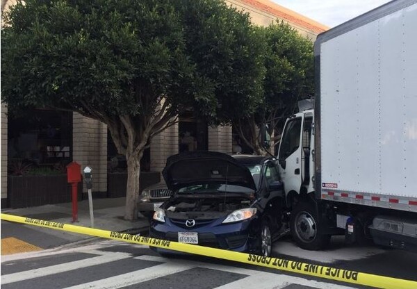 ΗΠΑ: Φορτηγό έπεσε πάνω σε πεζούς και αυτοκίνητα στο Σαν Φρανσίσκο