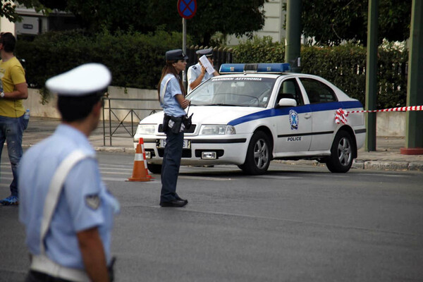 Πληροφορίες για τροχαίο με εγκατάλειψη μητέρας δυο παιδιών ζητά η Τροχαία