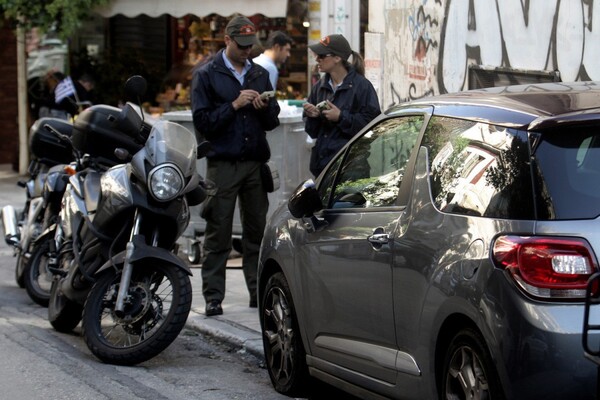 Πάρκαρε παράνομα τη μηχανή σου στην Μπενάκη, αλλά όχι στην Πανεπιστημίου. Είναι η βιτρίνα μας!