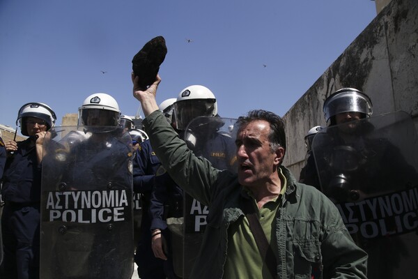 Στη Βουλή η πορεία της ΓΕΝΟΠ-ΔΕΗ - Έριξαν λιγνίτη στο μνημείο του Αγνωστου Στρατιώτη