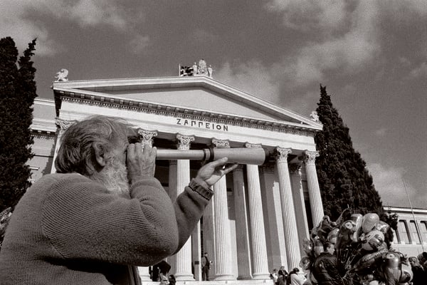 Here and There: Το νέο φωτογραφικό λεύκωμα του Παναγιώτη Πλουμή