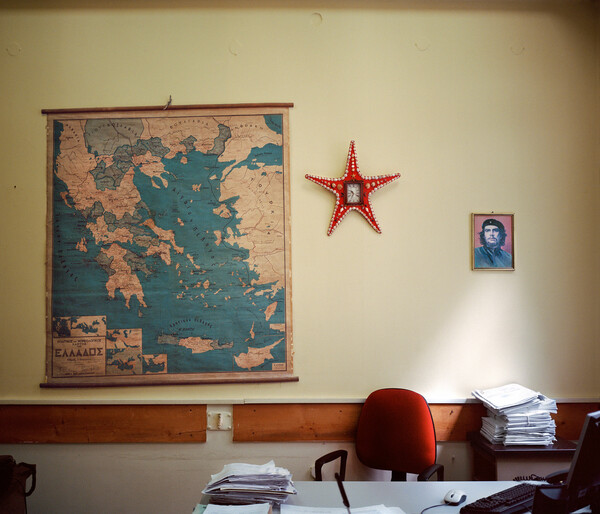 Η Ειρήνη Βουρλούμη φωτογραφίζει τα μαυσωλεία της ελληνικής γραφειοκρατίας