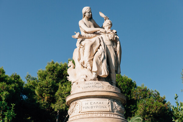 Γιατί το άγαλμα της Ελλάδας με τον λόρδο Βύρωνα στο Ζάππειο θεωρήθηκε σκανδαλώδες στην εποχή του