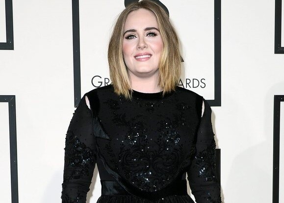 Η Adele έγινε 30 και το γιόρτασε ντυμένη Ρόουζ σε ένα πάρτι γενεθλίων με θέμα τον «Τιτανικό»