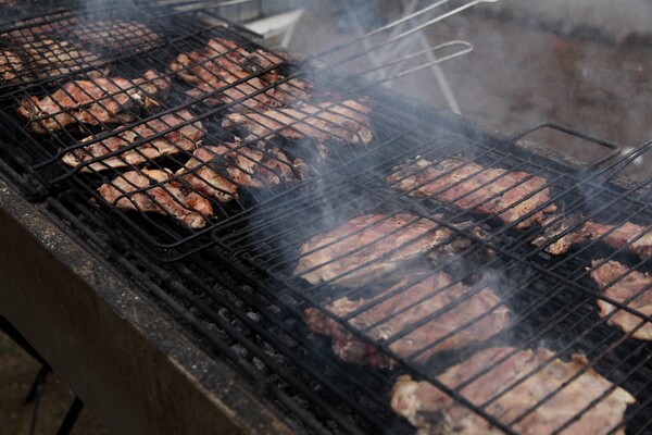 Οι Έλληνες φαίνεται πως προτιμούν τα «καμένα κρέατα» κι αυτό τους κάνει καλό