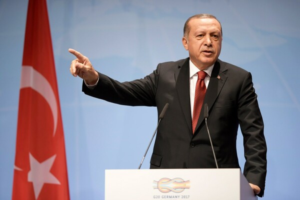 Ο Ερντογάν καλεί τους Τούρκους να μετατρέψουν τα δολάρια και τα ευρώ τους σε τουρκικές λίρες