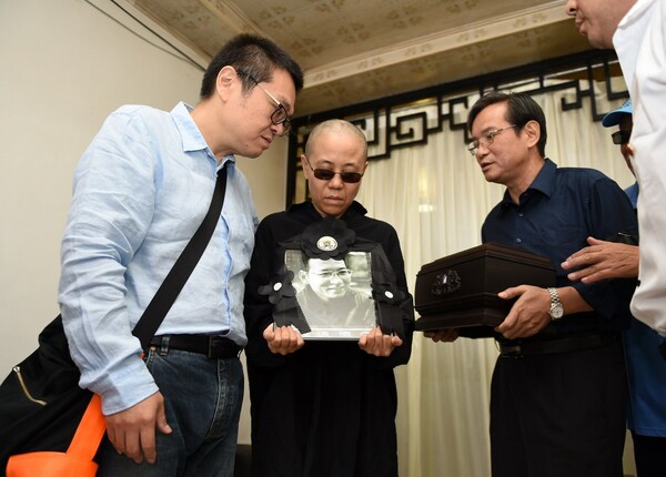 Συγγραφείς και καλλιτέχνες κάνουν έκκληση στην Κίνα για την απελευθέρωση της χήρας του διαφωνούντα νομπελίστα Λιου Σιαομπό