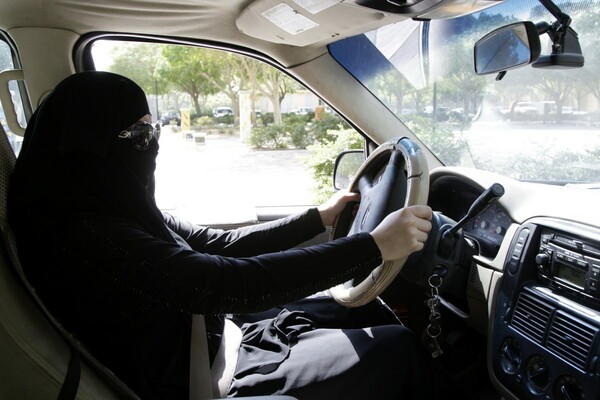 Από τις 24 Ιουνίου θα μπορούν να οδηγούν οι γυναίκες στη Σαουδική Αραβία