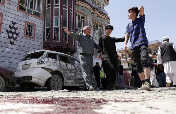 Στους 52 οι νεκροί από την επίθεση καμικάζι στην Καμπούλ - Πάνω από 100 οι τραυματίες