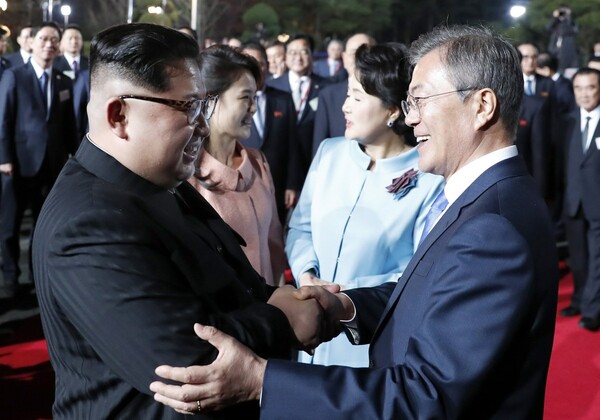 Συναντήθηκαν ξανά οι Κιμ Γιονγκ Ουν και Μουν Τζε-ιν - Στο επίκεντρο η σύνοδος κορυφής με Τραμπ