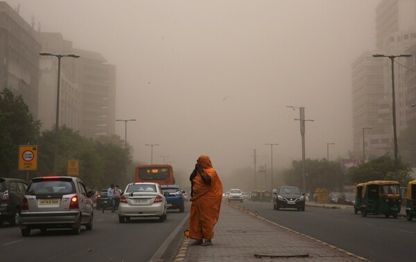 Τουλάχιστον 98 οι νεκροί από τις αμμοθύελλες στην Ινδία