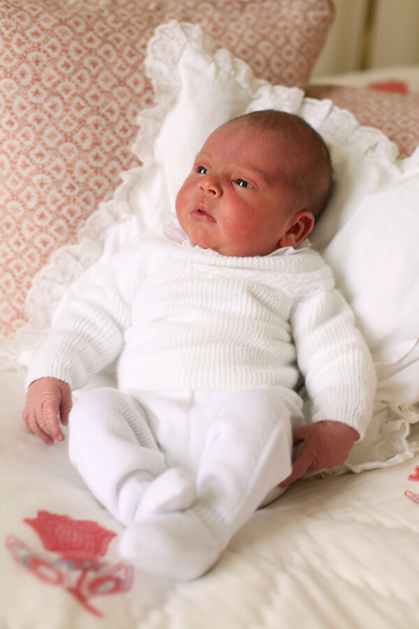 Το Παλάτι έδωσε στη δημοσιότητα τις πρώτες επίσημες φωτογραφίες του νεογέννητου πρίγκιπα Λούι