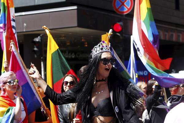 Χιλιάδες άνθρωποι στα Pride της Ευρώπης - Παρελάσεις Υπερηφάνειας σε πολλές χώρες