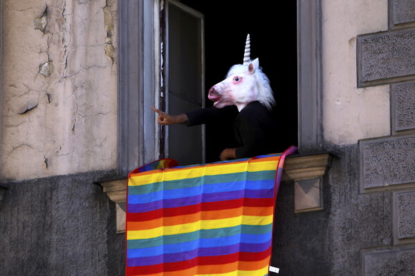 Χιλιάδες άνθρωποι στα Pride της Ευρώπης - Παρελάσεις Υπερηφάνειας σε πολλές χώρες