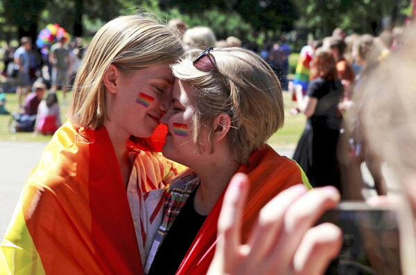 Χιλιάδες άνθρωποι στα Pride της Ευρώπης - Παρελάσεις Υπερηφάνειας σε πολλές χώρες