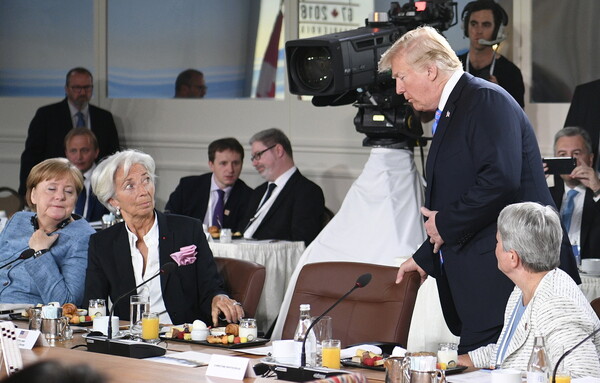 Η στιγμή που ο αργοπορημένος και αγενής Τραμπ προκαλεί εκνευρισμό και αμηχανία σε συνάντηση των G7