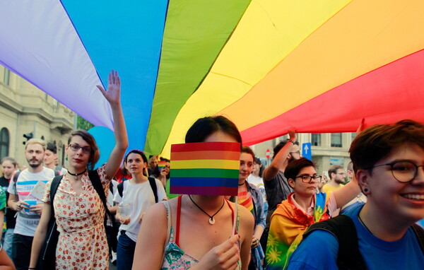 Χιλιάδες άνθρωποι στα Pride της Ευρώπης - Παρελάσεις Υπερηφάνειας σε πολλές χώρες