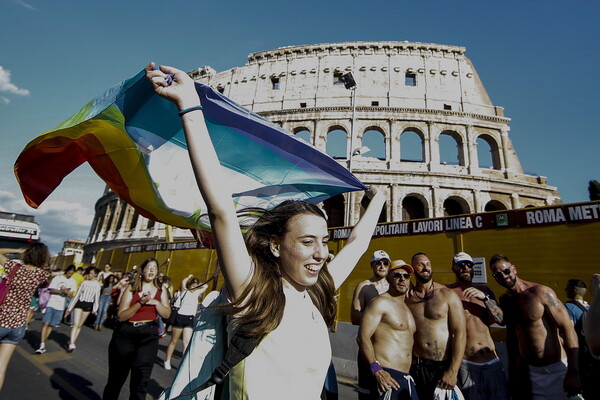 Χιλιάδες άνθρωποι στα Pride της Ευρώπης - Παρελάσεις Υπερηφάνειας σε πολλές χώρες