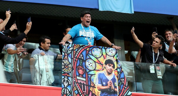 Ο Μαραντόνα σε έκσταση - Δείτε το επικό σόου του στις κερκίδες του αγώνα της Αργεντινής